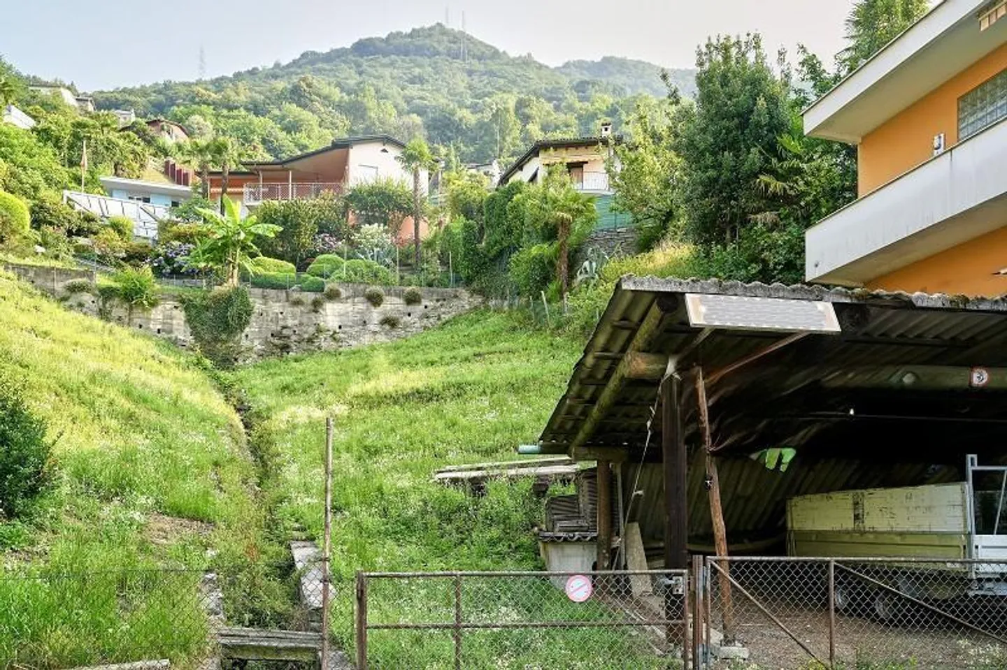 Terrain à bâtir de 353 m2 avec projet de construction dans un emplacement avec vue sur le lac - Photo 4 sur 13