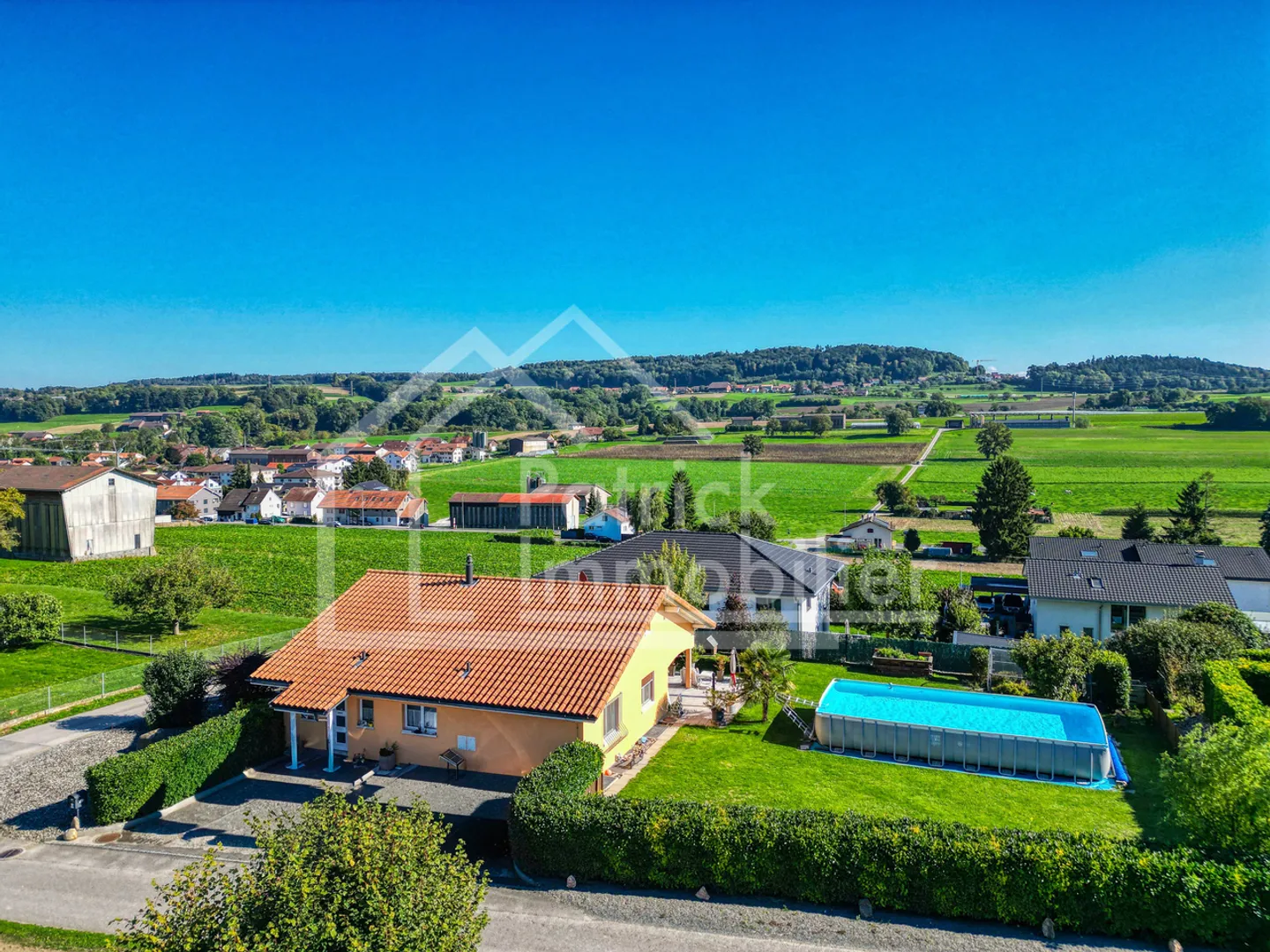 Villa indipendente 5.5 locali su un terreno di 1'075m2 - Foto 1 di 10
