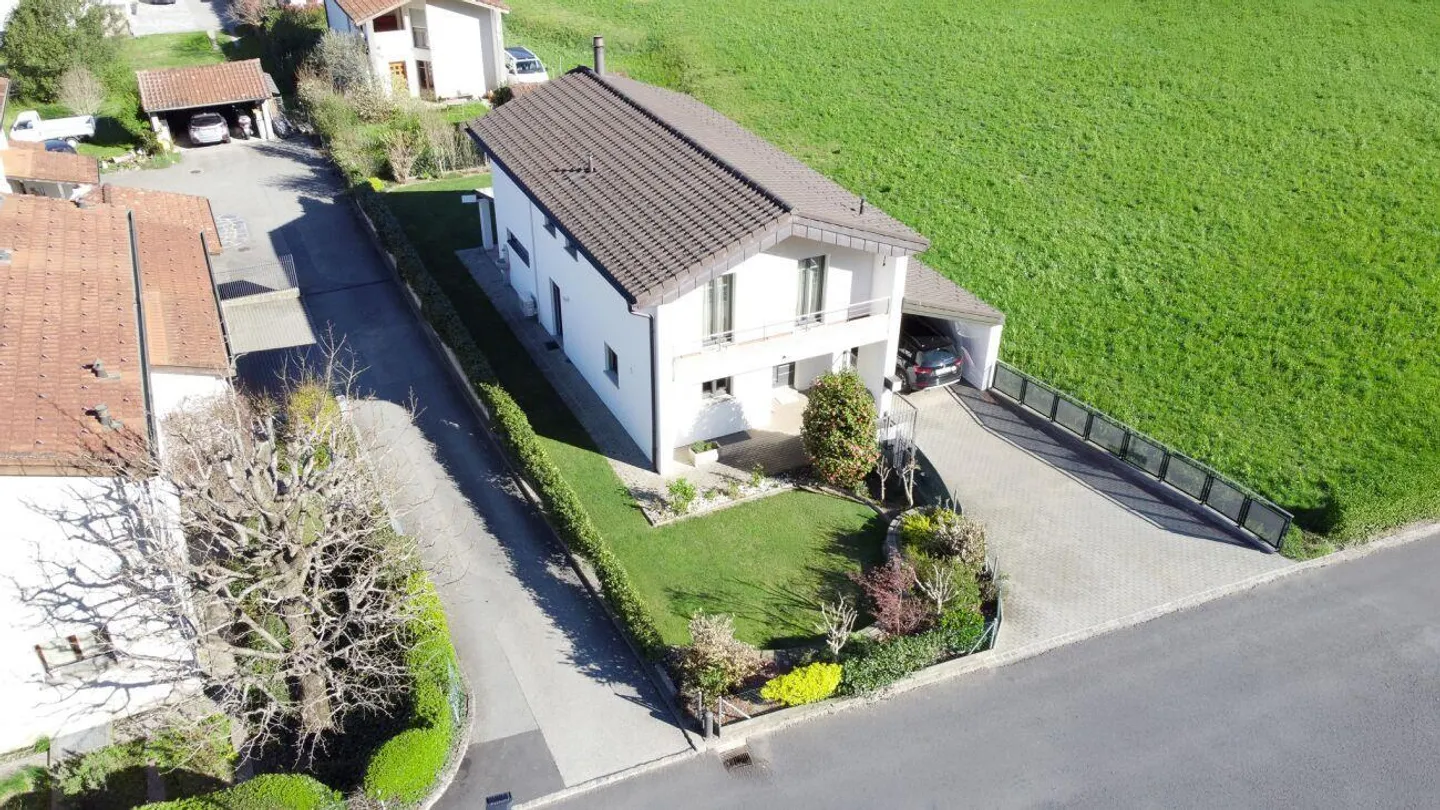Exclusive villa with large garden - Photo 1 of 15