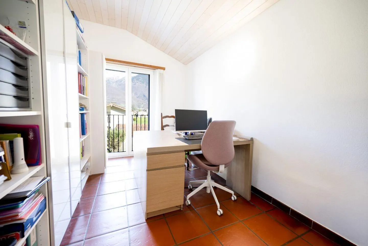 Exclusive villa with large garden - Photo 13 of 15