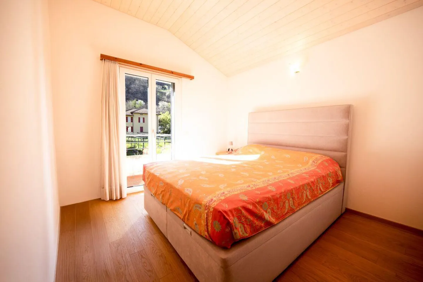 Exclusive villa with large garden - Photo 10 of 15