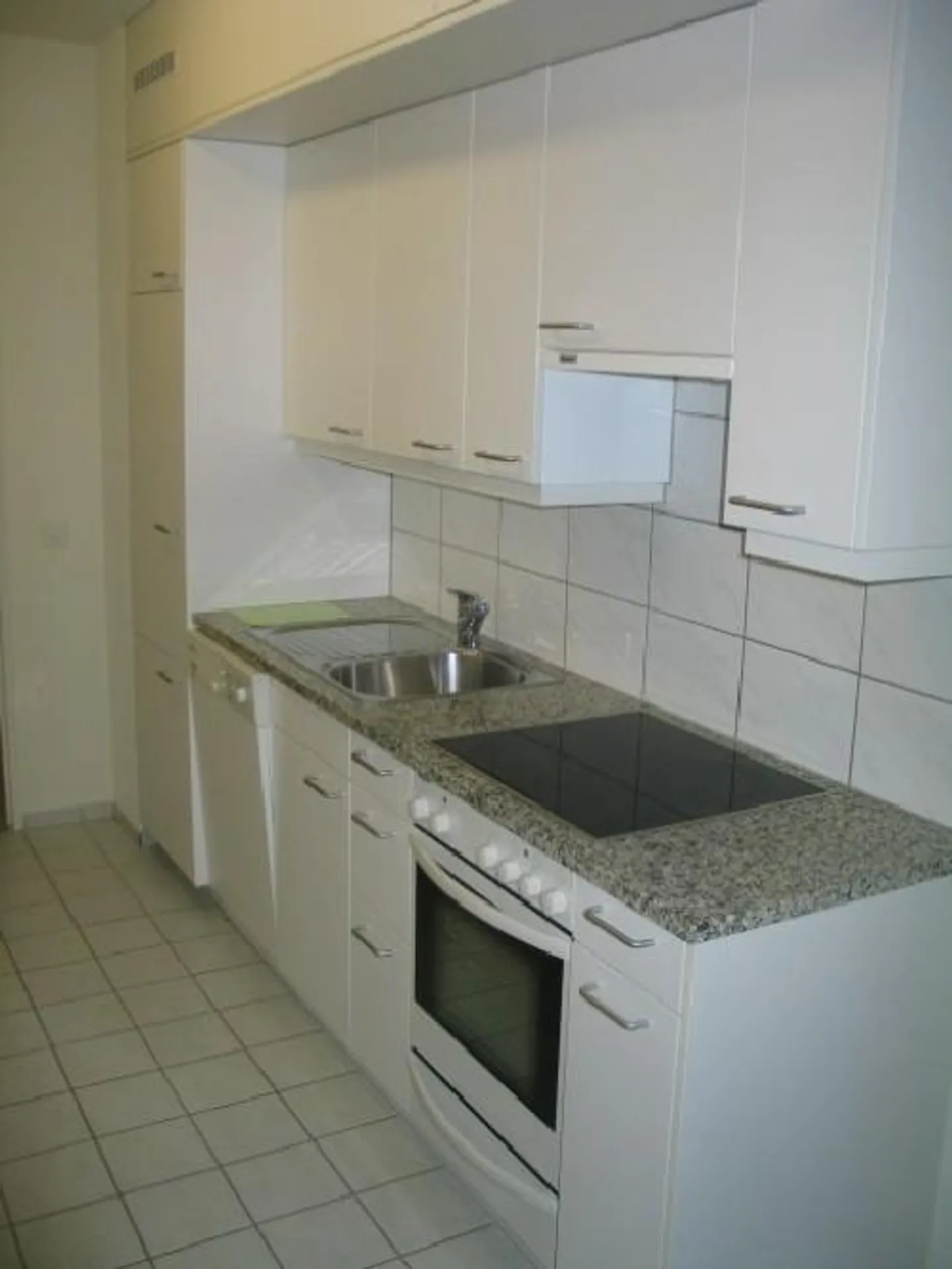 Charming Single Apartment - Photo 2 of 4