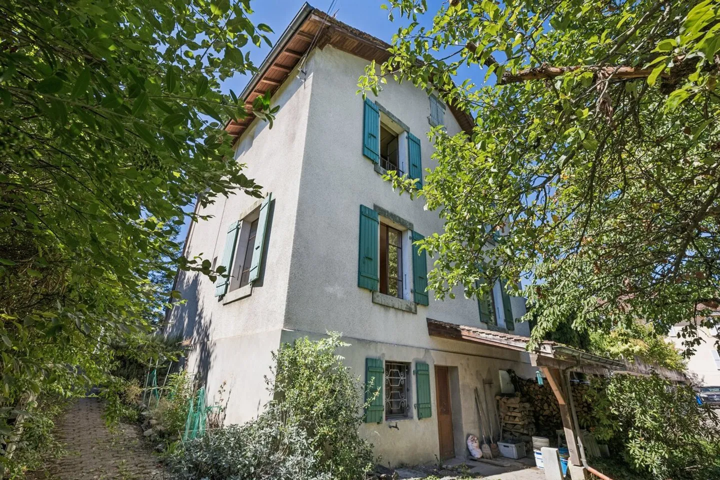 Maison à rénover avec fort potentiel - Photo 1 sur 13