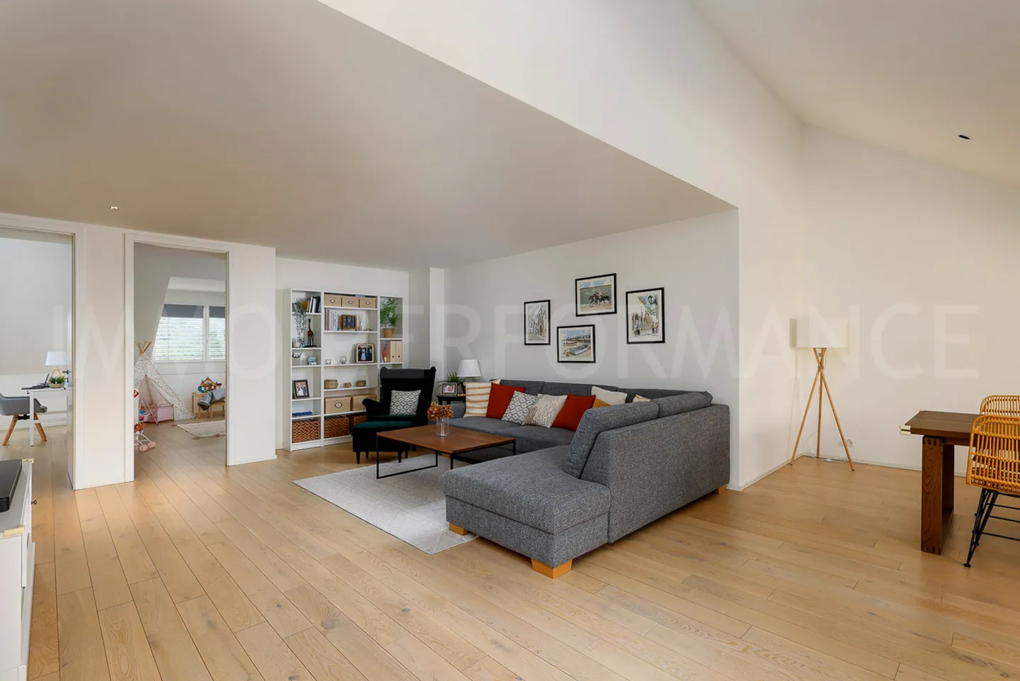 EXKLUSIVITÄT: Superbes Dachgeschoss im contemporary-Stil in ruhiger Lage - Foto 1 von 14