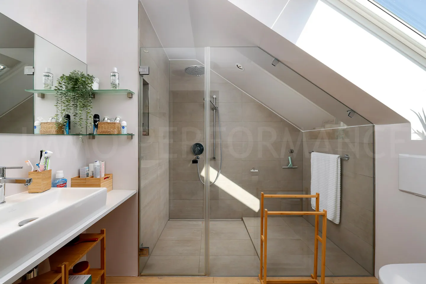 EXKLUSIVITÄT: Superbes Dachgeschoss im contemporary-Stil in ruhiger Lage - Foto 10 von 14