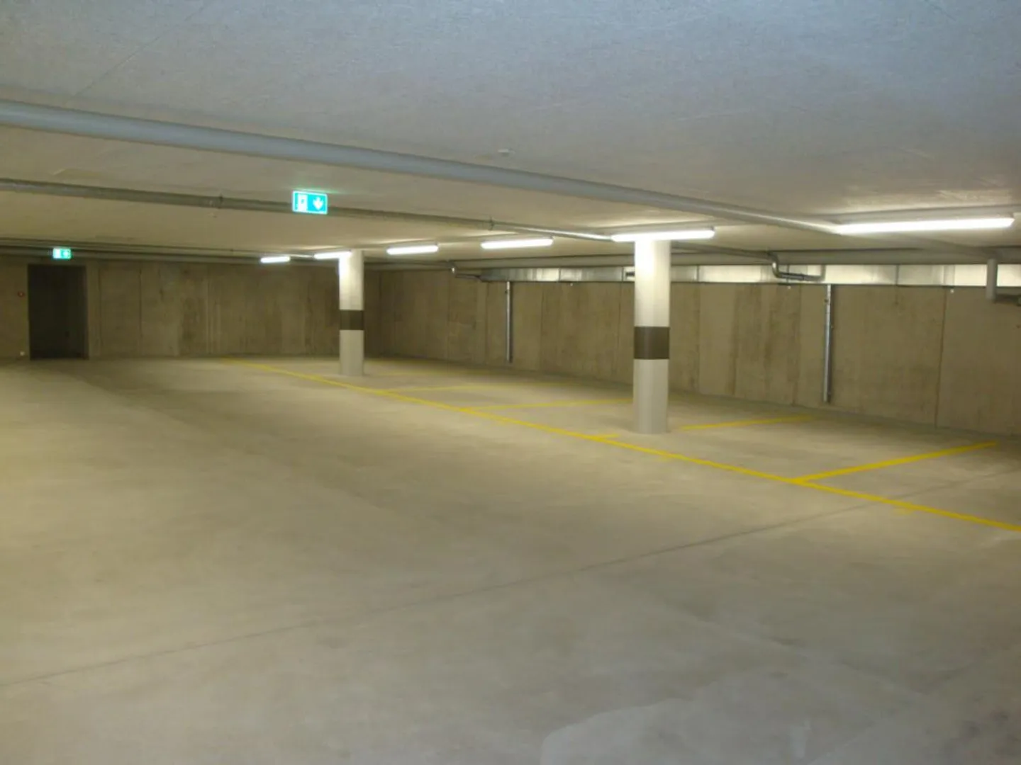 Parking dans le meilleur emplacement - Photo 2 sur 2