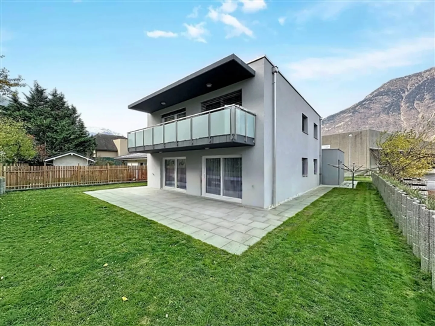 Villa with two 4.5-room apartments - Photo 1 of 9