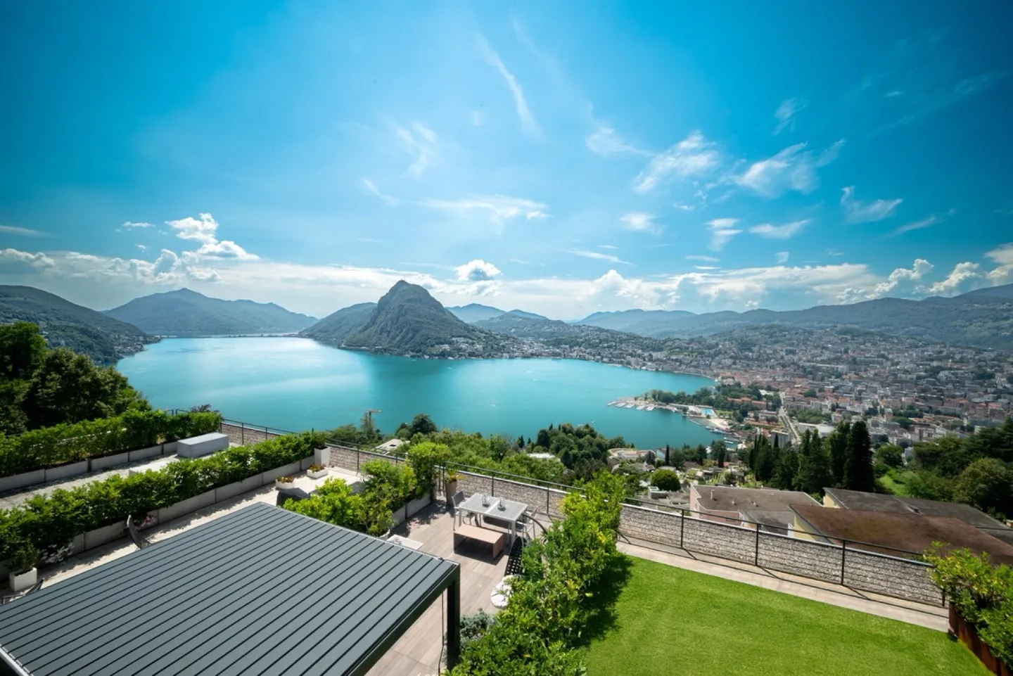 Un angolo di paradiso sul lago: prestigioso appartamento con giardino privato - Foto 1 di 13