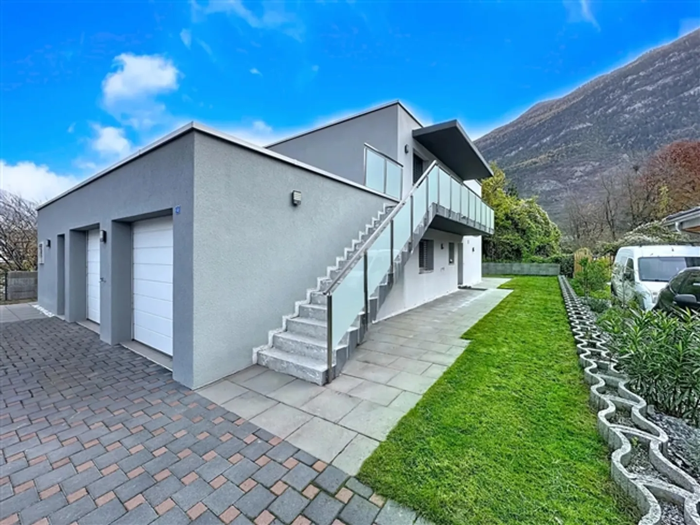 Villa with two 4.5-room apartments - Photo 2 of 9