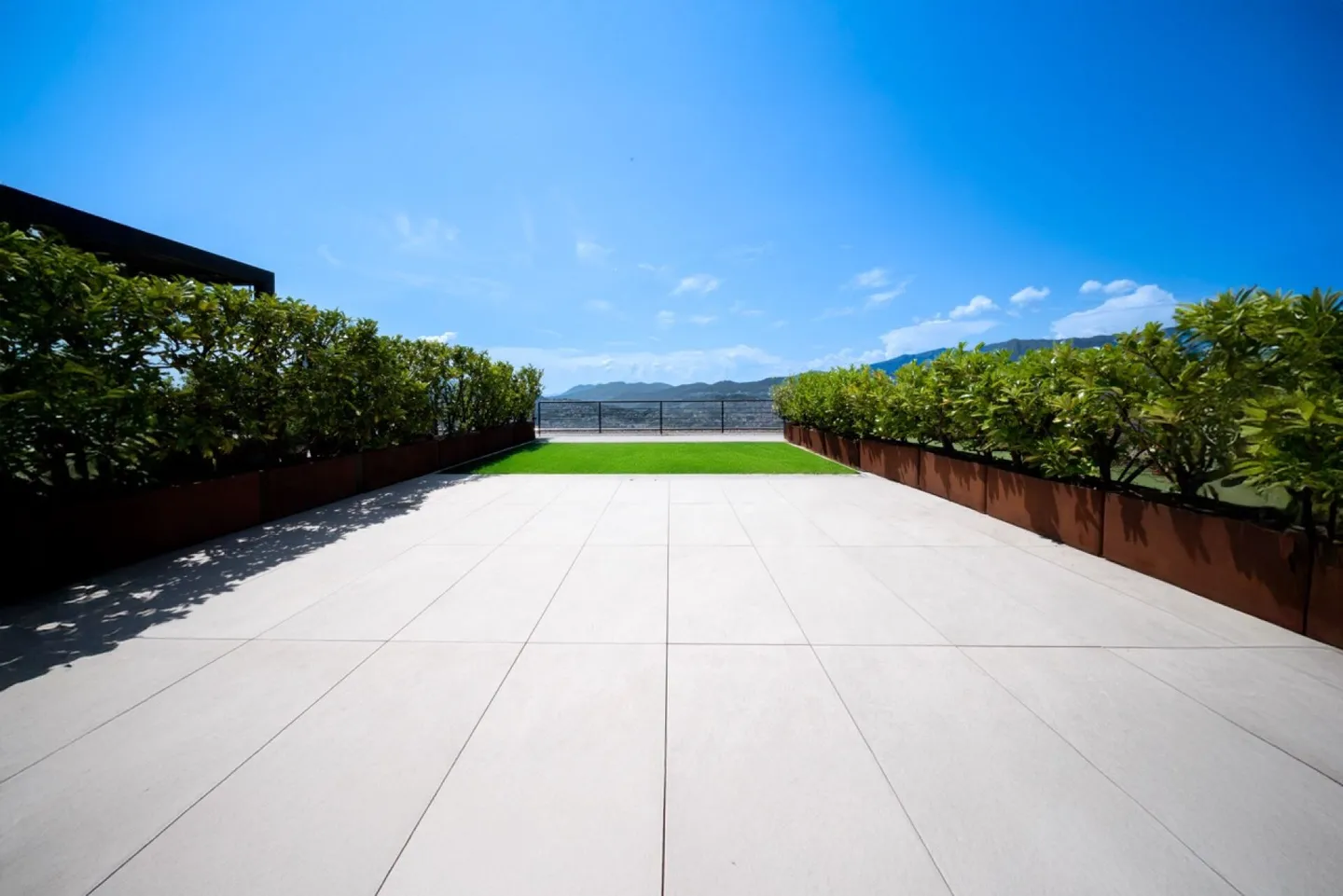 Un angolo di paradiso sul lago: prestigioso appartamento con giardino privato - Foto 2 di 13