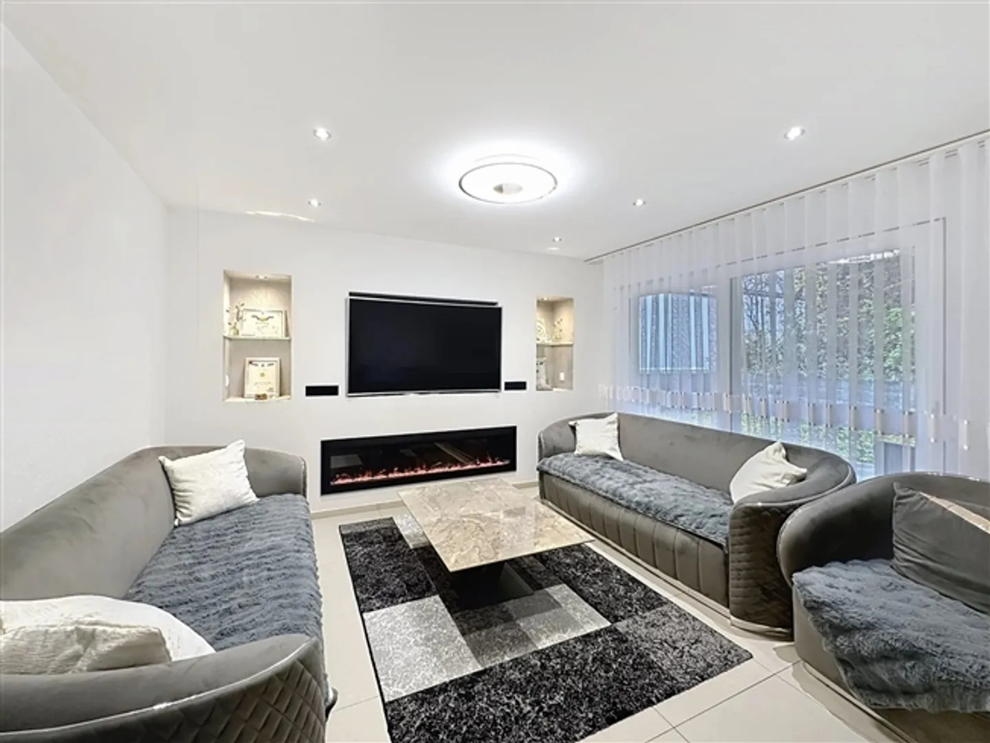 Villa with two 4.5-room apartments - Photo 3 of 9