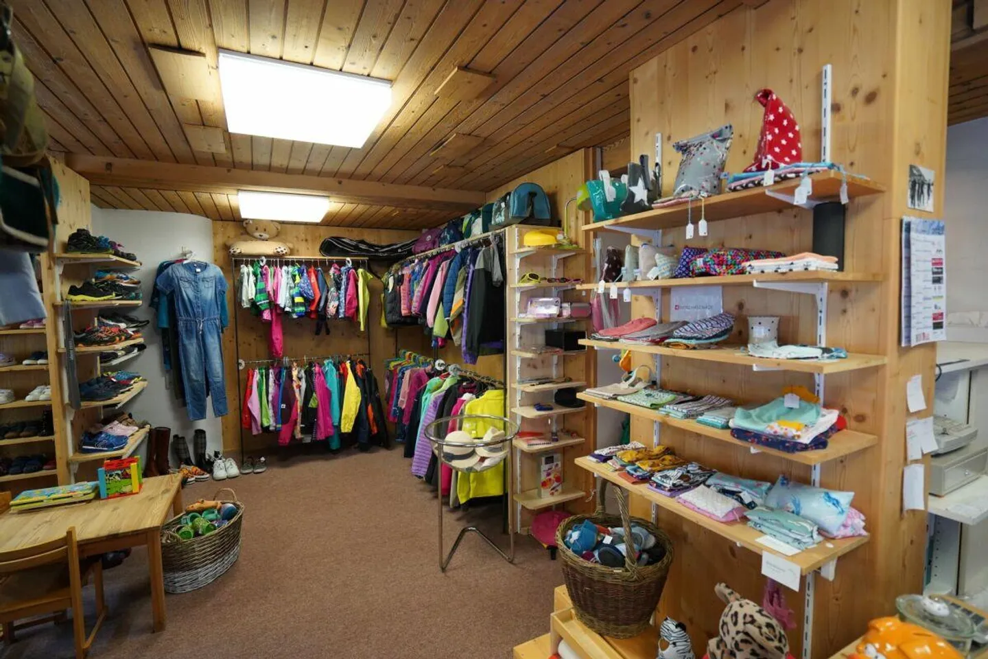 Spazio commerciale con magazzino - Foto 6 di 7