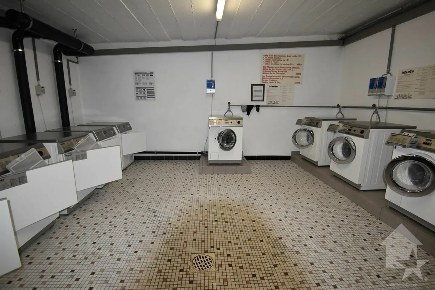 Torgon, spacious 2.5-room apartment in the "Le Panorama" complex renovated - Photo 19 of 23