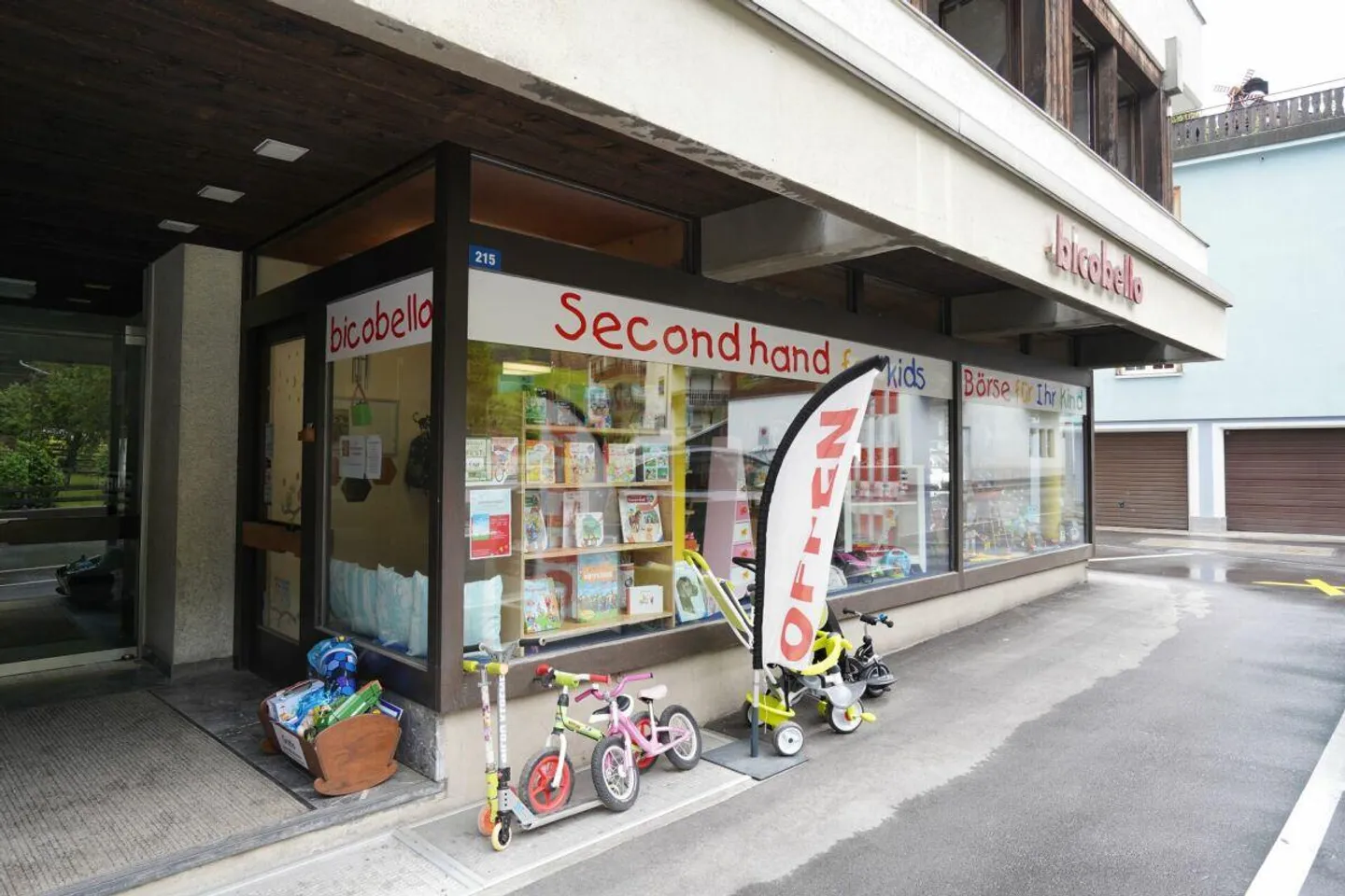 Spazio commerciale con magazzino - Foto 1 di 7