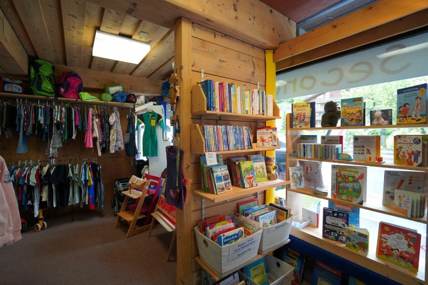 Spazio commerciale con magazzino - Foto 2 di 7