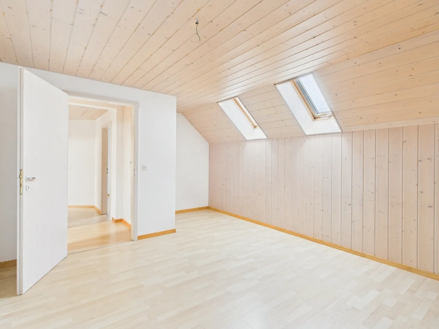 Ampio appartamento di 5 stanze con vista sul verde ad Albligen - Foto 5 di 12