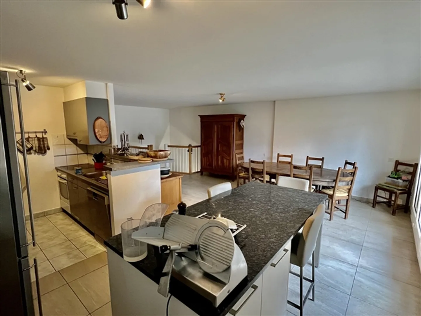 Charming 5-Room Apartment with Gardens - Photo 3 of 12