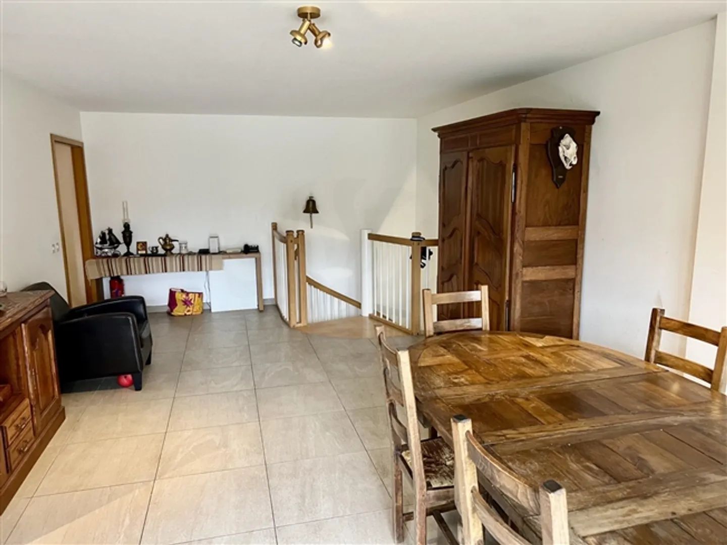 Charming 5-Room Apartment with Gardens - Photo 5 of 12