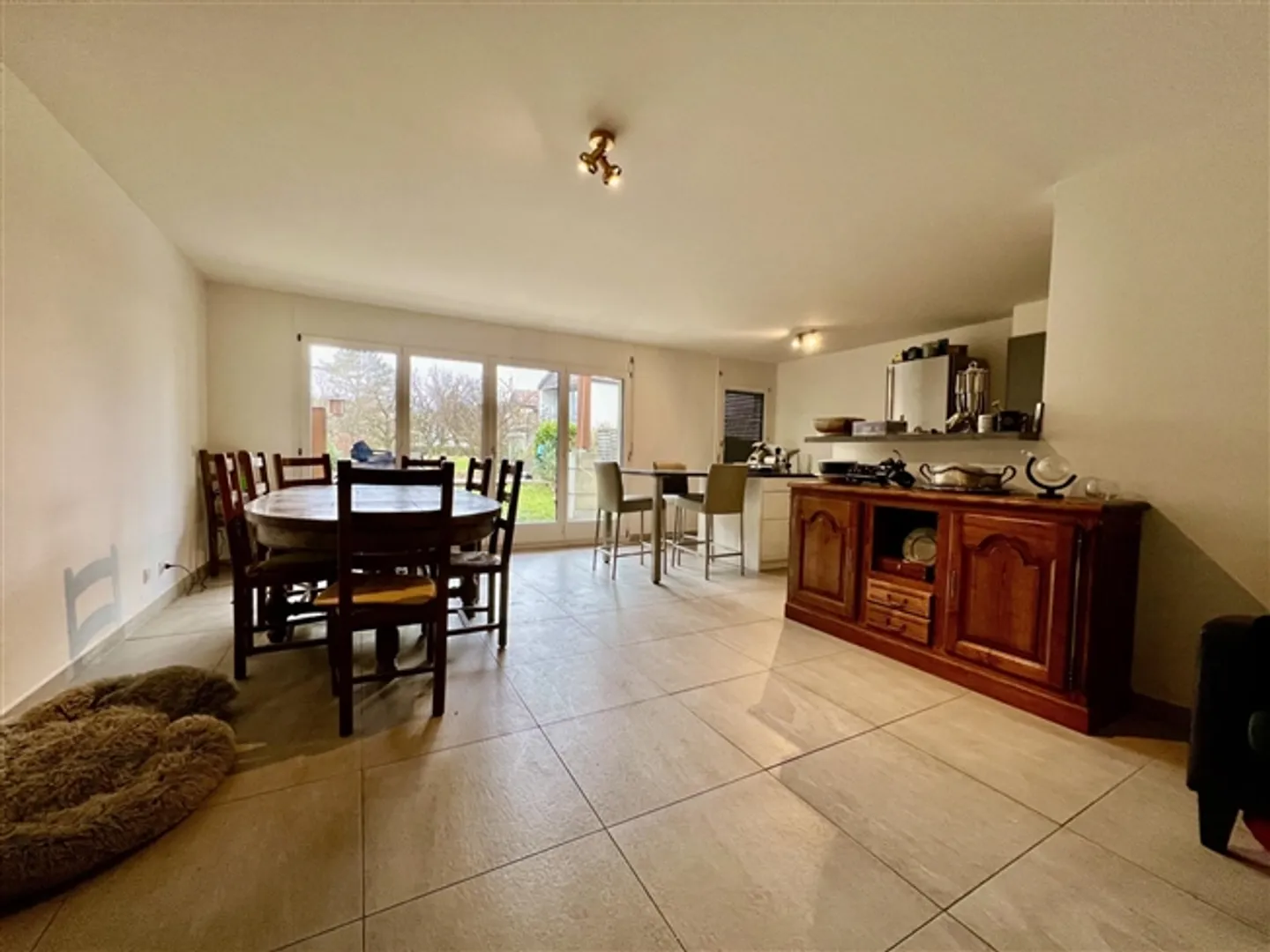 Charming 5-Room Apartment with Gardens - Photo 2 of 12