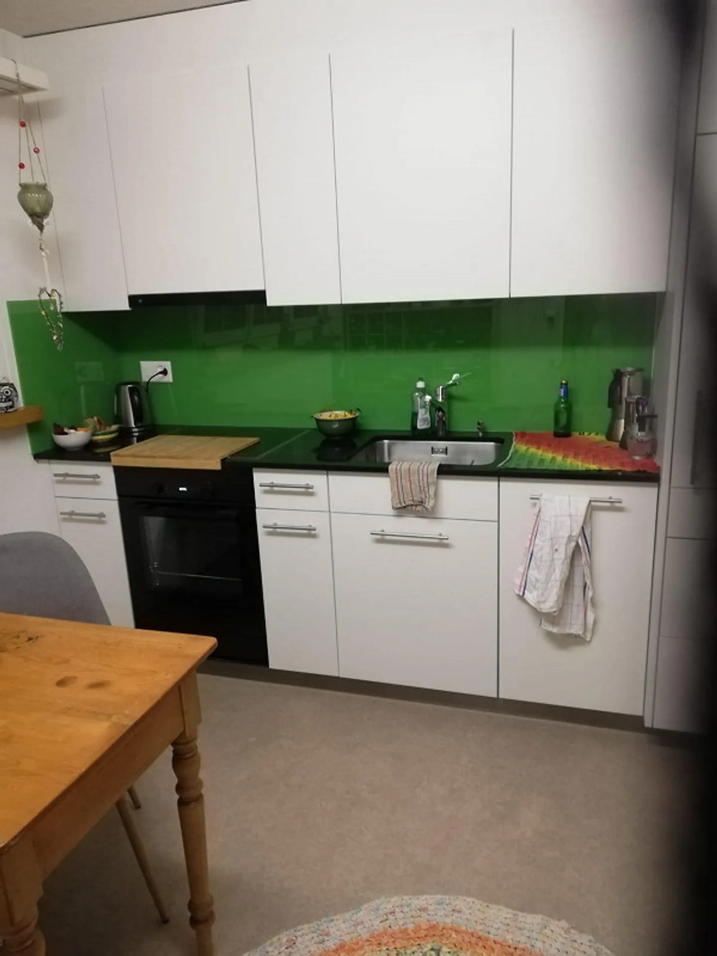 Centrale, attraente con cucina separata - Foto 3 di 7