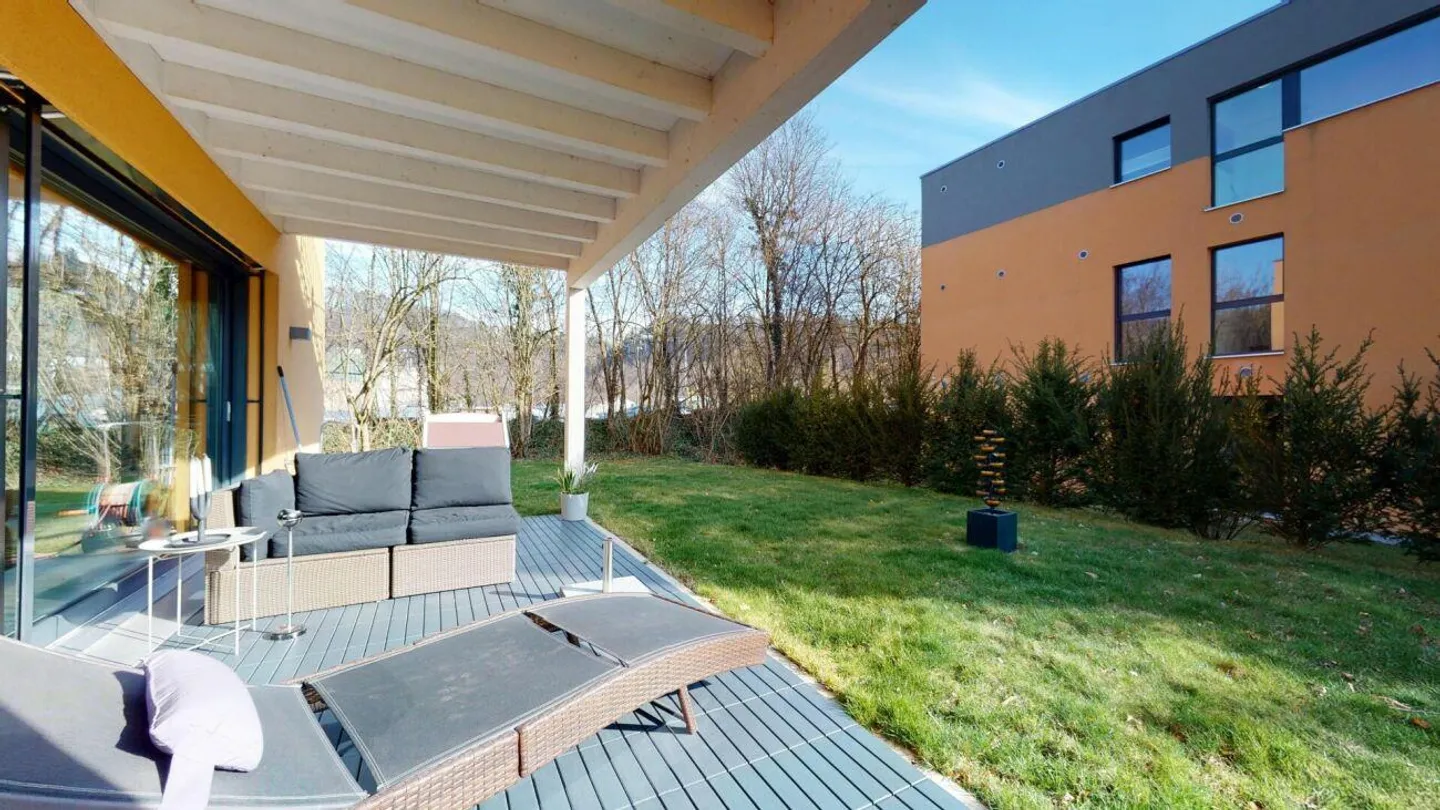 Appartement de jardin 4,5 pièces au style élégant avec place de garage et place de stationnement extérieure - Photo 4 sur 12