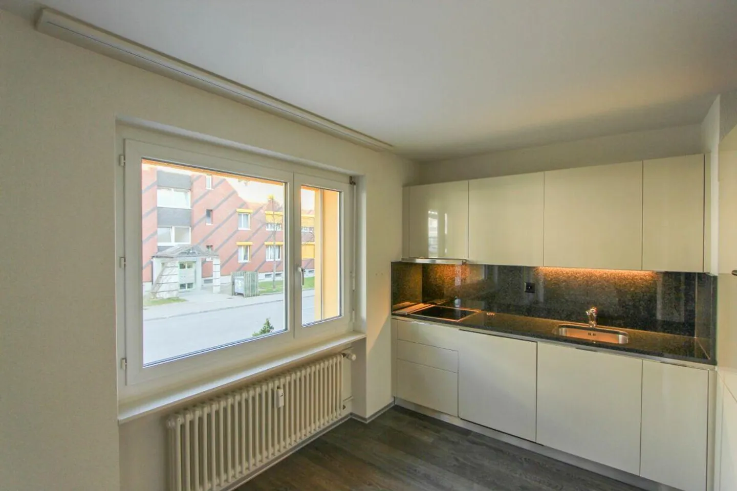 Connexion parfaite - Appartement moderne directement à la gare de Schwerzenbach - Photo 1 sur 7