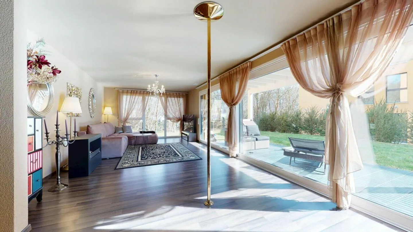 Appartement de jardin 4,5 pièces au style élégant avec place de garage et place de stationnement extérieure - Photo 6 sur 12