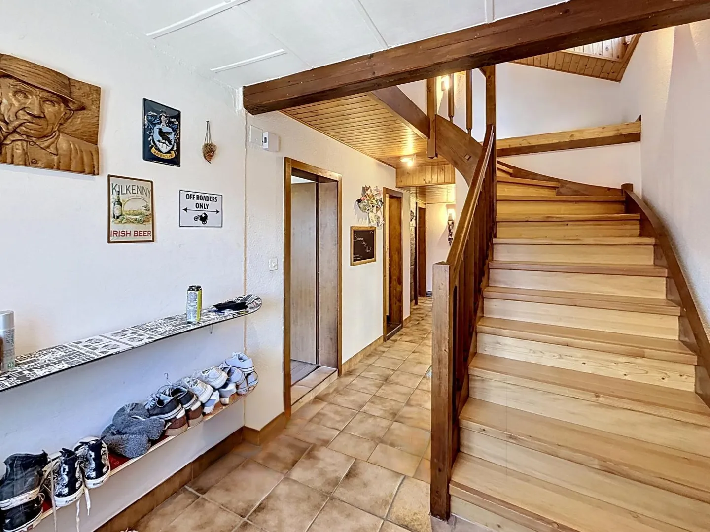 Residential building 8 rooms - Photo 2 of 13