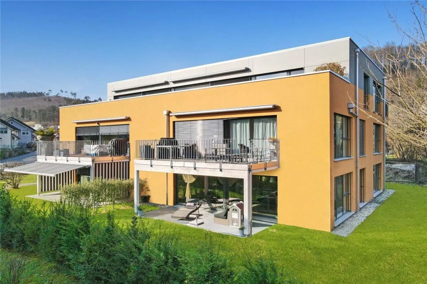 Appartement de jardin 4,5 pièces au style élégant avec place de garage et place de stationnement extérieure - Photo 1 sur 12