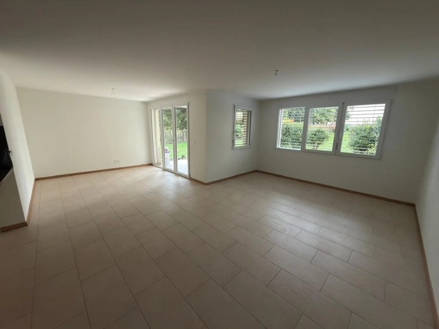 Bright 4.5 Room Apartment - Photo 2 of 9