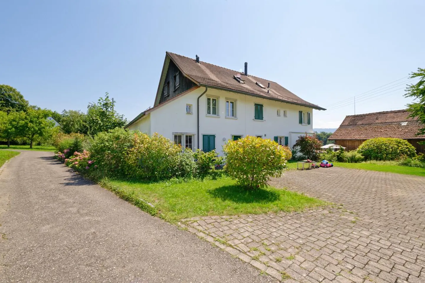 Stylé et proche de la nature : Maison de ville d'angle avec charme de loft à Hombrechtikon - Photo 2 sur 5
