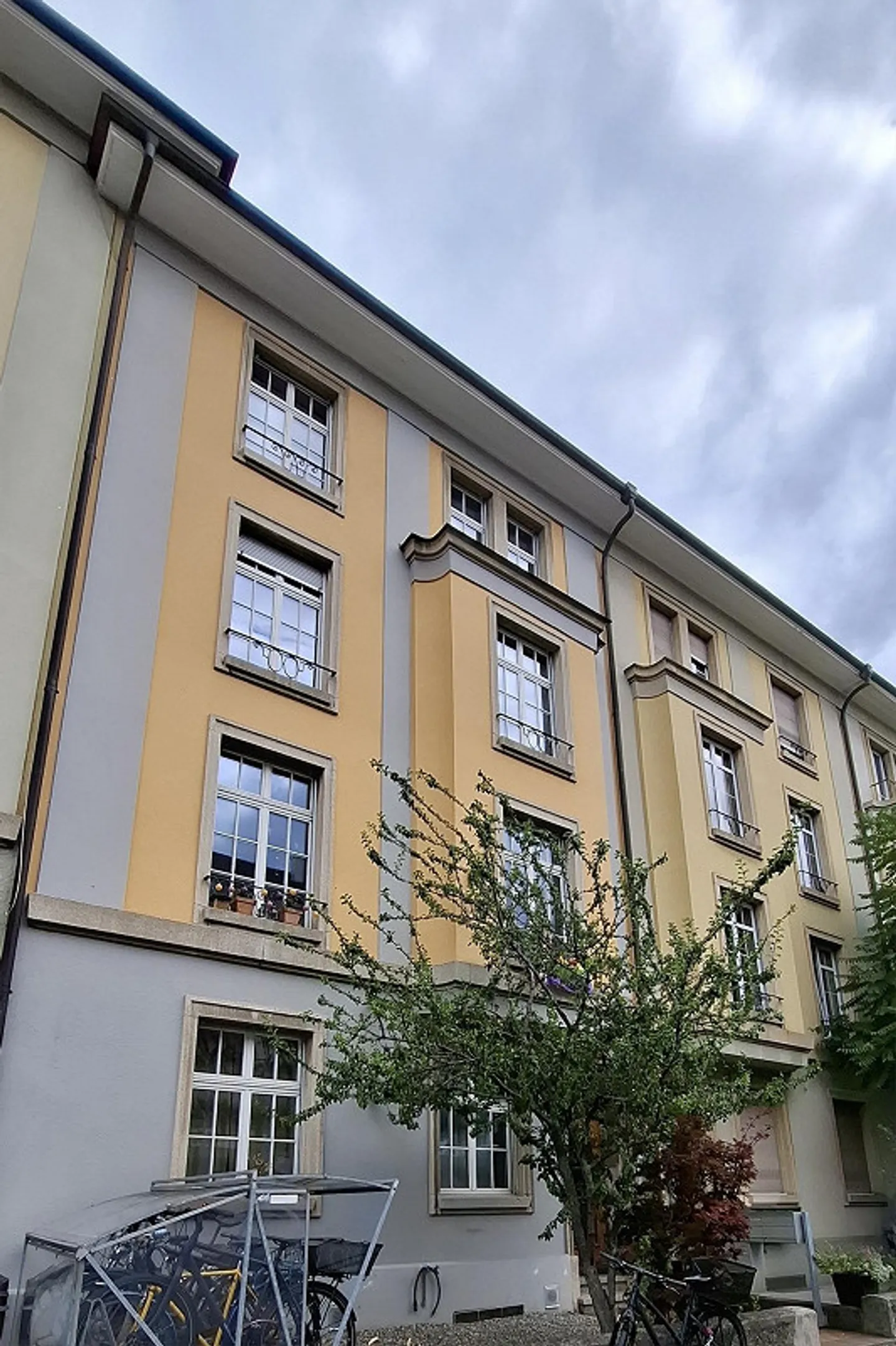 Charming 3-room attic apartment with garden use - in Gundeli - Photo 1 of 8