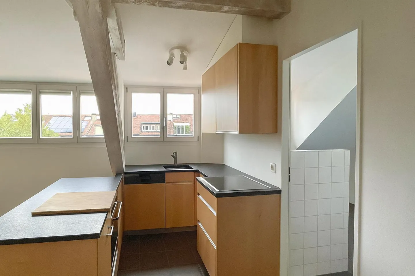 Charming 3-room attic apartment with garden use - in Gundeli - Photo 2 of 8