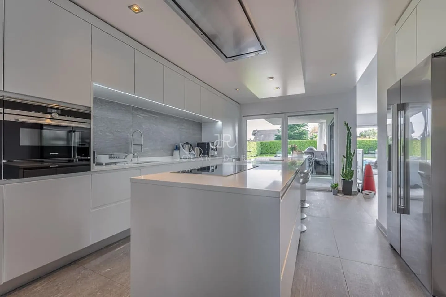 Contemporary villa with swimming pool in Terre Sainte - Photo 2 of 9