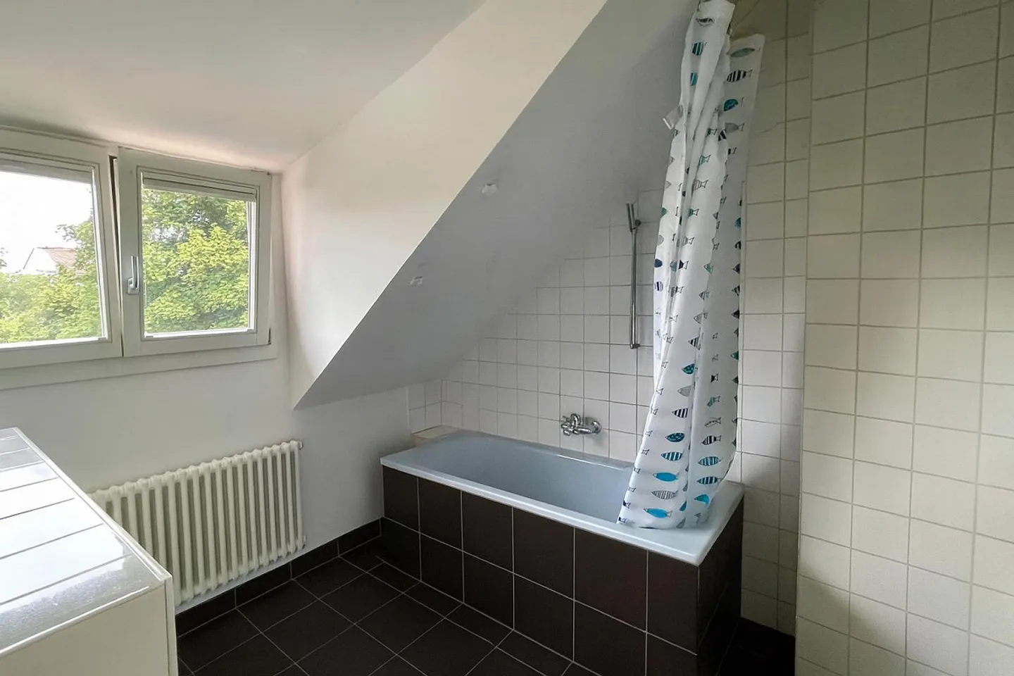 Charming 3-room attic apartment with garden use - in Gundeli - Photo 6 of 8