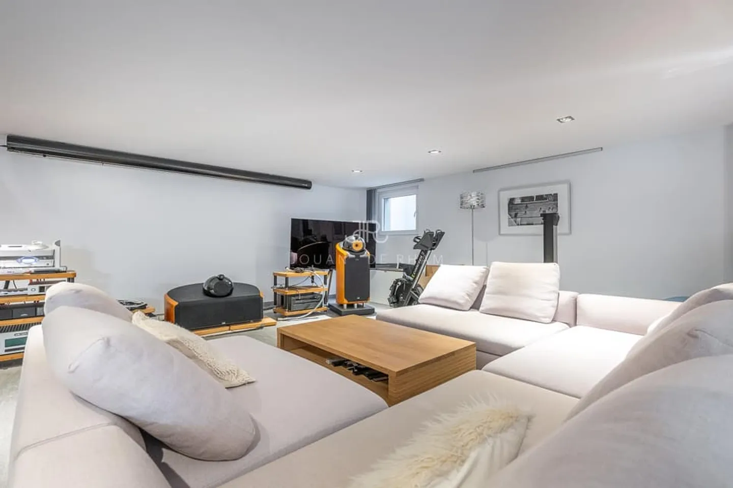 Contemporary villa with swimming pool in Terre Sainte - Photo 7 of 9