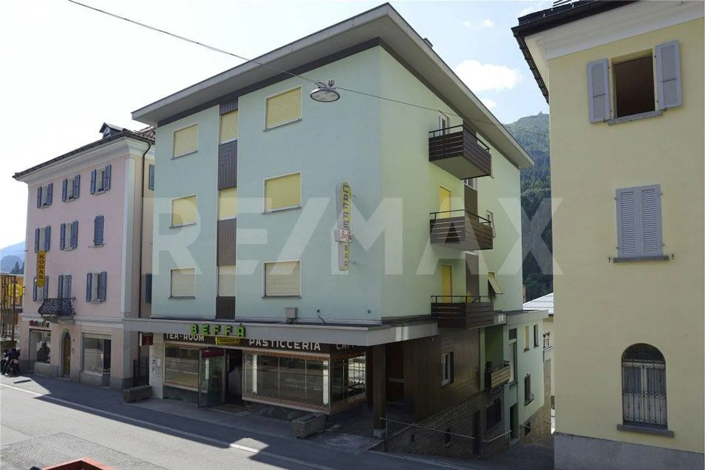 Pastry shop, laboratory and 4 apartments - Photo 1 of 13