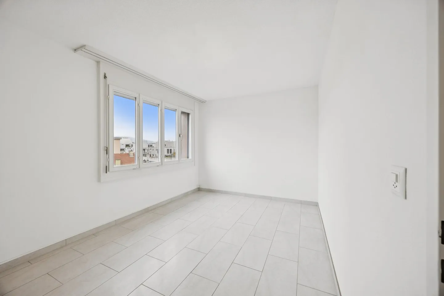 Modern 5-room maisonette apartment with city view in Dietikon - Photo 17 of 24