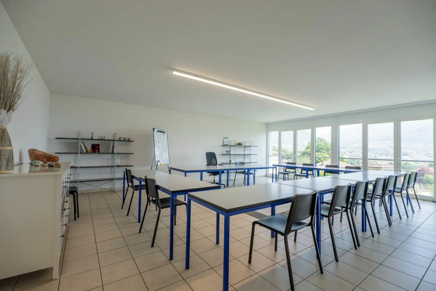 Vendiamo a Novazzano un grande appartamento di 5.5 locali per attività commerciali - Foto 5 di 15