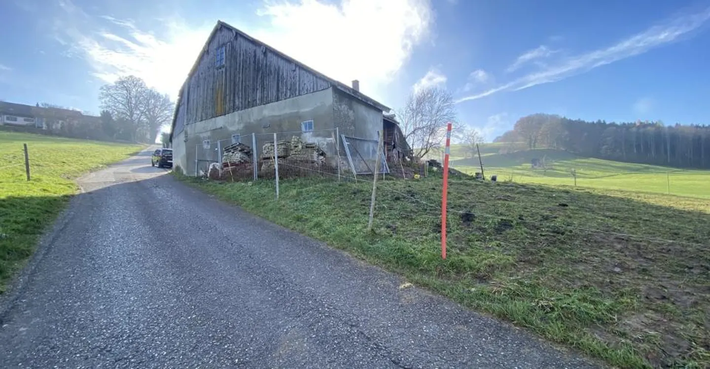 2600 m2 Grundstück renovationsbedürftiges Haus mit Potential - Foto 3 di 5
