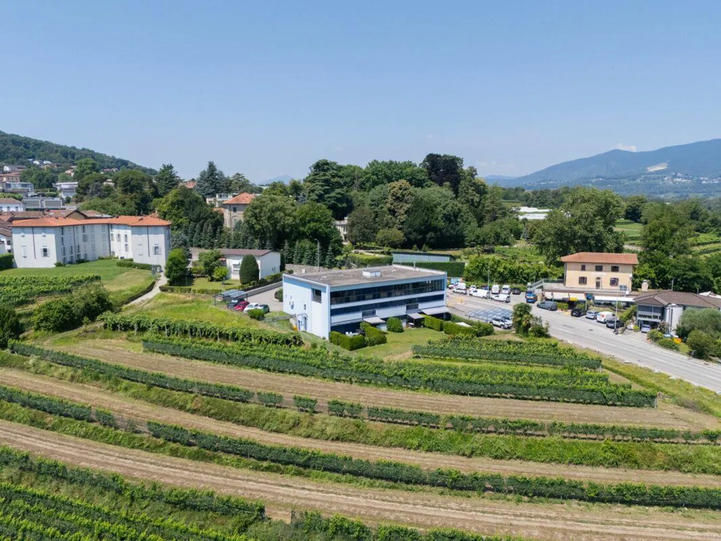 Vendiamo a Novazzano un grande appartamento di 5.5 locali per attività commerciali - Foto 3 di 15