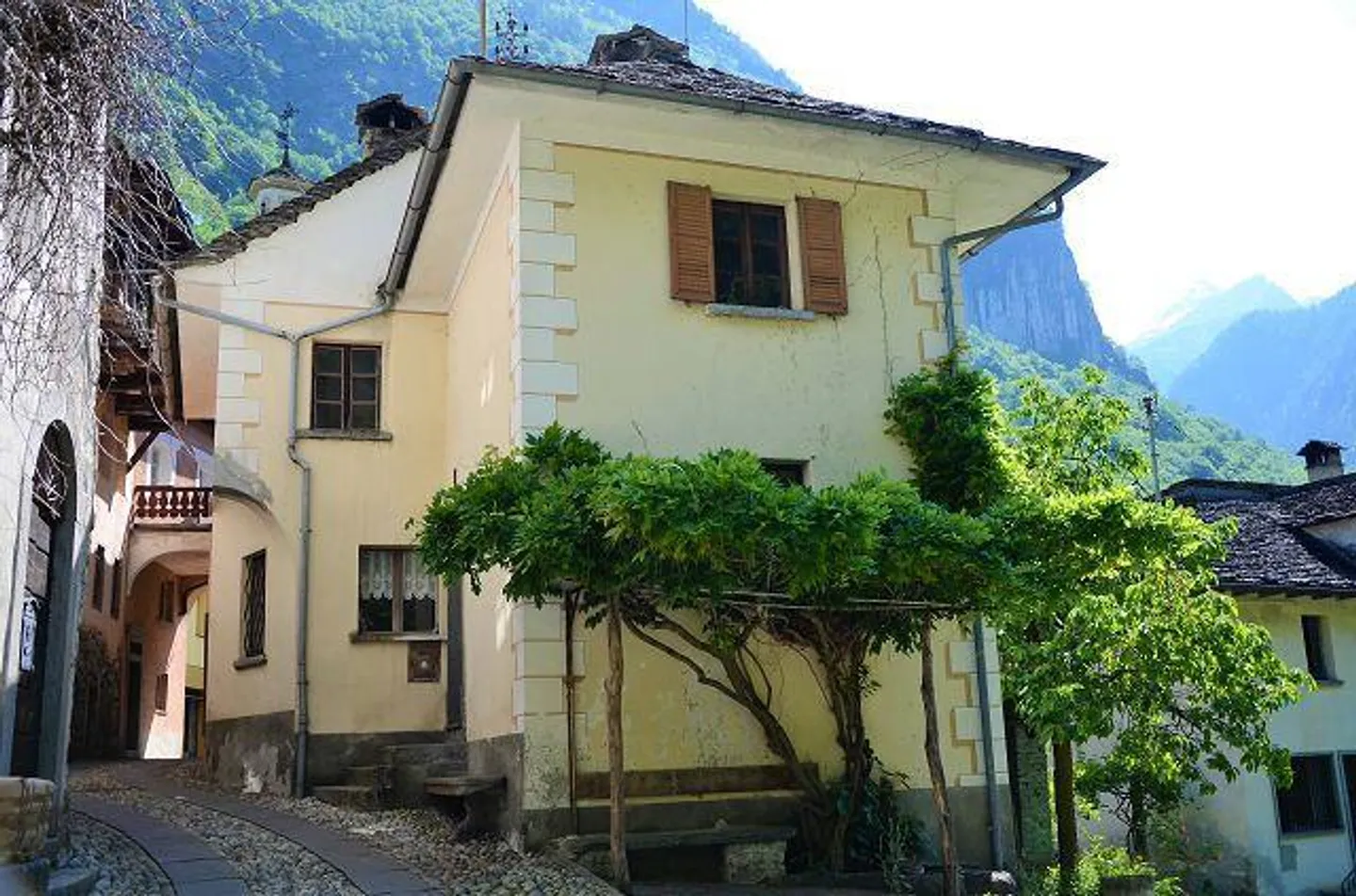 «4-Zimmer-Haus zum Ausbauen mit Garten am Fluss / Casa di 4 loc. da rinnovare con bel giardino vicino al fiume e splendida vista» - Foto 1 di 57