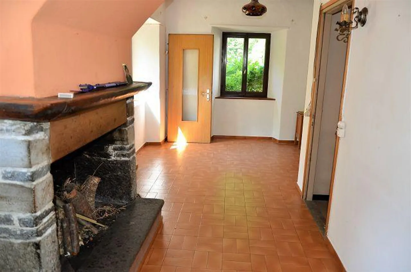 «4-Zimmer-Haus zum Ausbauen mit Garten am Fluss / Casa di 4 loc. da rinnovare con bel giardino vicino al fiume e splendida vista» - Foto 4 di 57