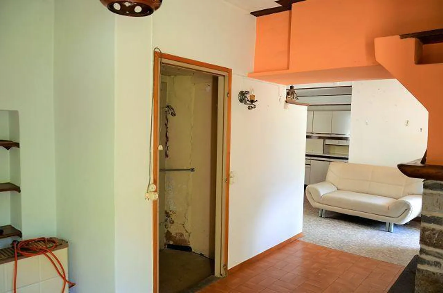 «4-Zimmer-Haus zum Ausbauen mit Garten am Fluss / Casa di 4 loc. da rinnovare con bel giardino vicino al fiume e splendida vista» - Foto 5 di 57
