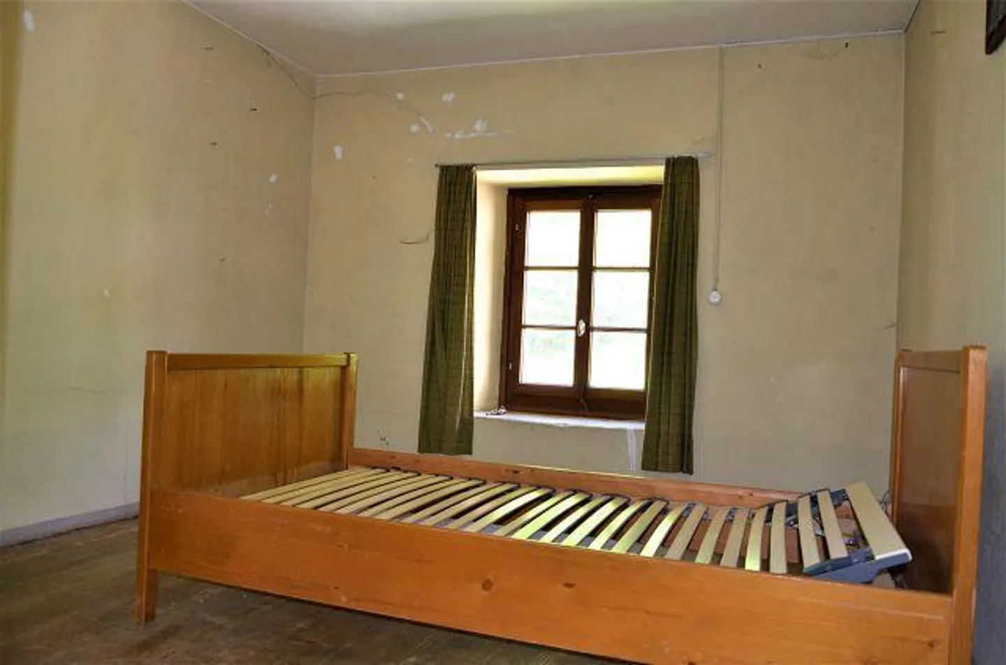 «4-Zimmer-Haus zum Ausbauen mit Garten am Fluss / Casa di 4 loc. da rinnovare con bel giardino vicino al fiume e splendida vista» - Foto 12 di 57