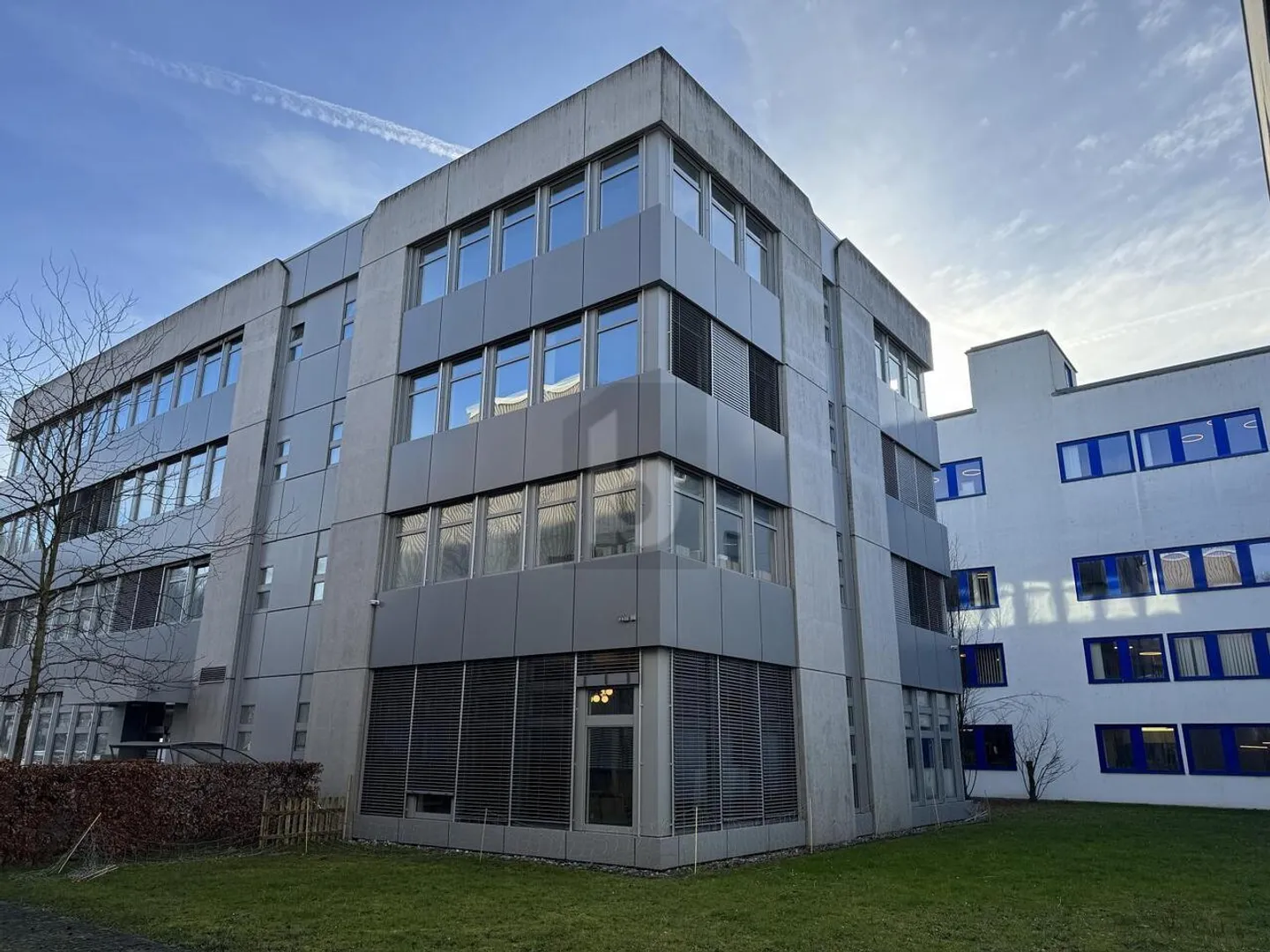 SPACIEUX ET REPRÉSENTATIF, AVEC RAMPES POUR CAMIONS - Photo 1 sur 6