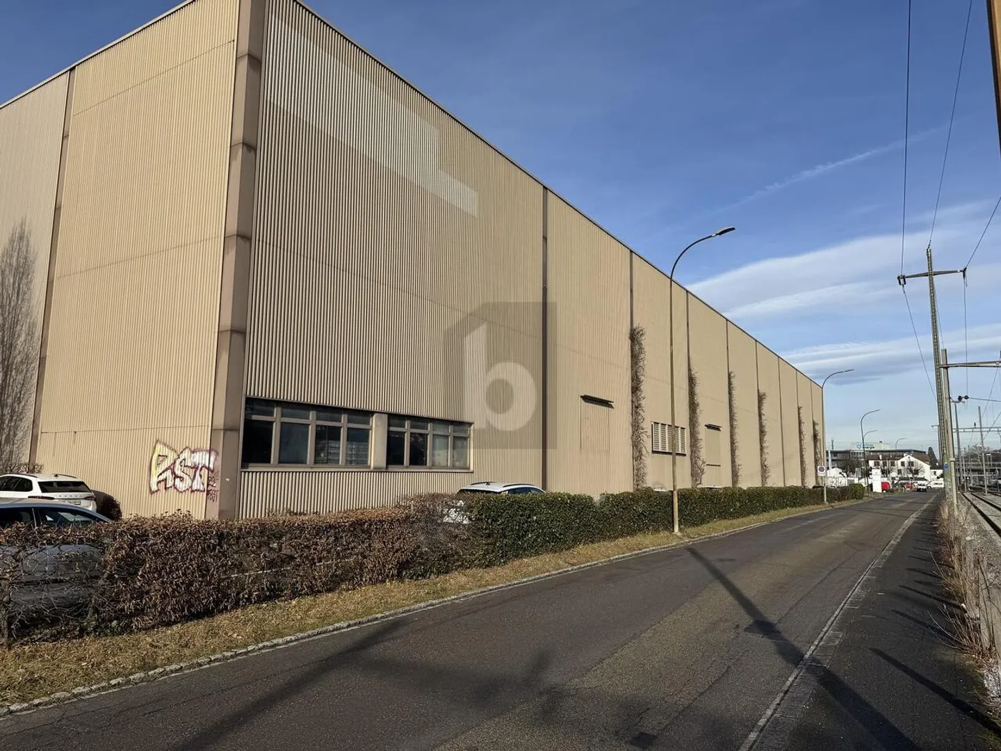 SPACIEUX ET REPRÉSENTATIF, AVEC RAMPES POUR CAMIONS - Photo 2 sur 6