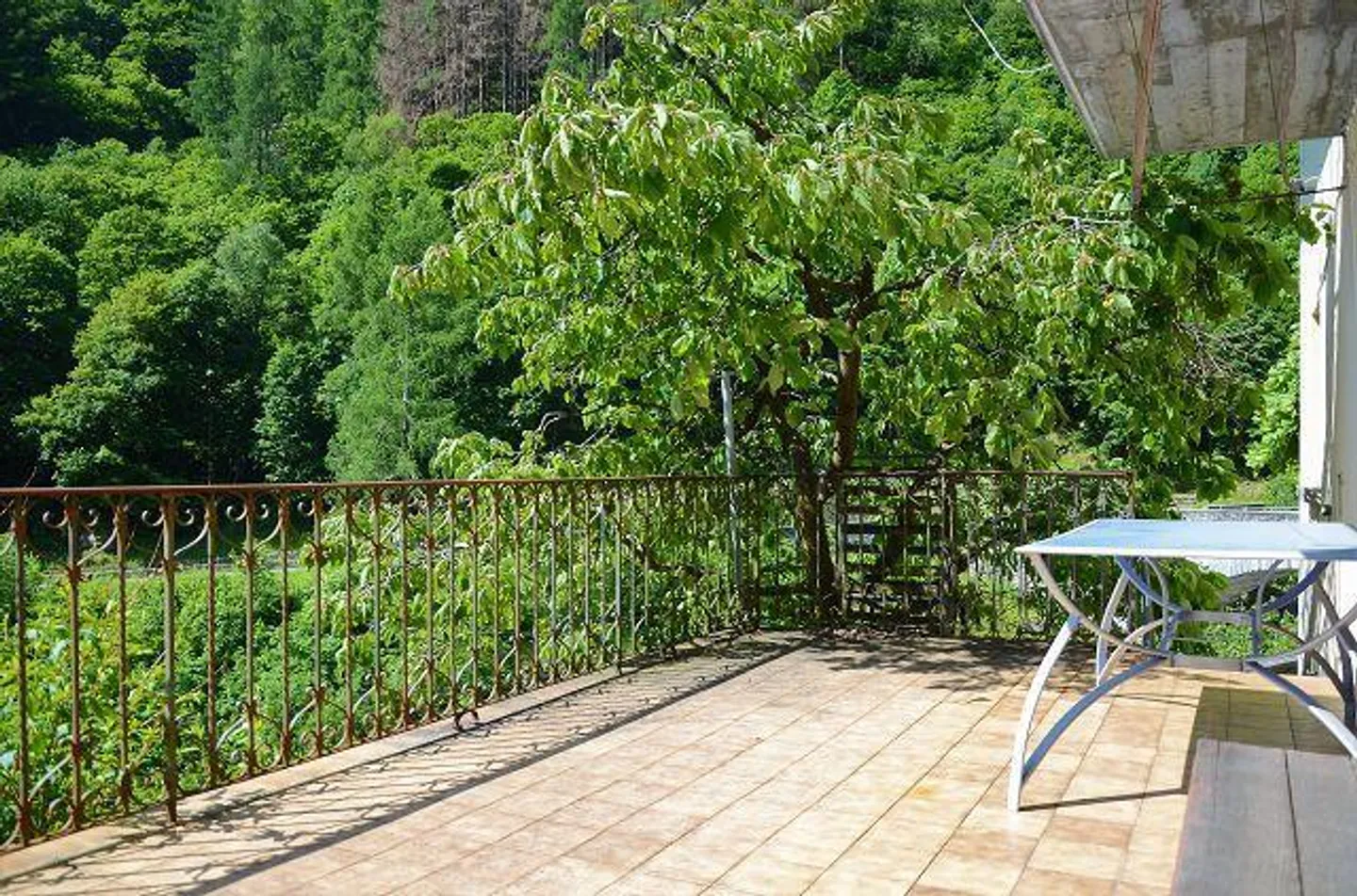 «4-Zimmer-Haus zum Ausbauen mit Garten am Fluss / Casa di 4 loc. da rinnovare con bel giardino vicino al fiume e splendida vista» - Foto 25 di 57