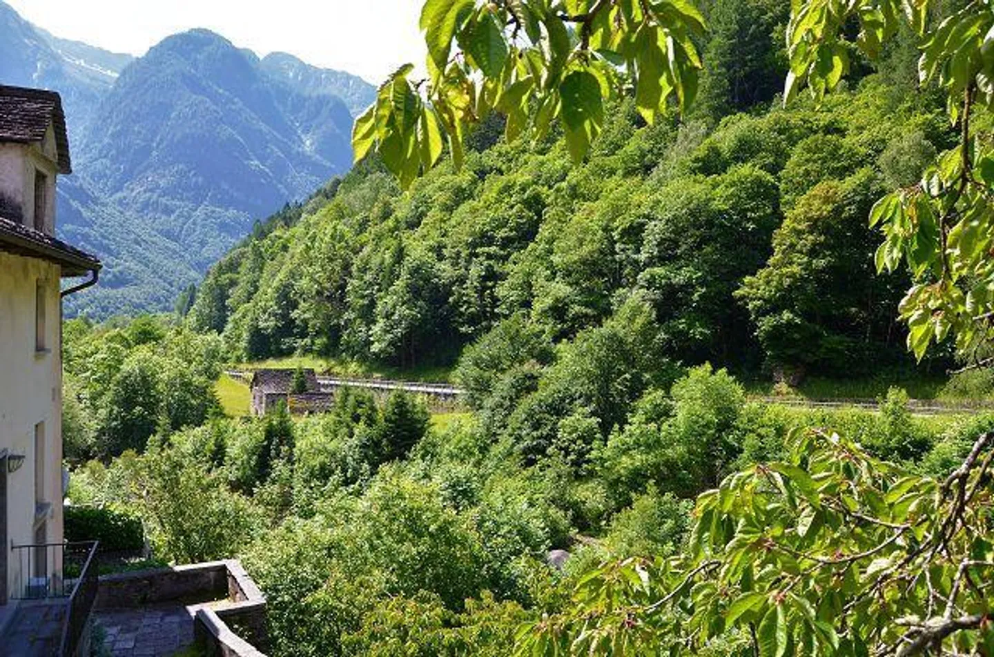 «4-Zimmer-Haus zum Ausbauen mit Garten am Fluss / Casa di 4 loc. da rinnovare con bel giardino vicino al fiume e splendida vista» - Foto 32 di 57
