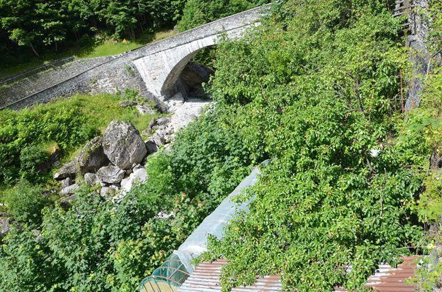 «4-Zimmer-Haus zum Ausbauen mit Garten am Fluss / Casa di 4 loc. da rinnovare con bel giardino vicino al fiume e splendida vista» - Foto 33 di 57
